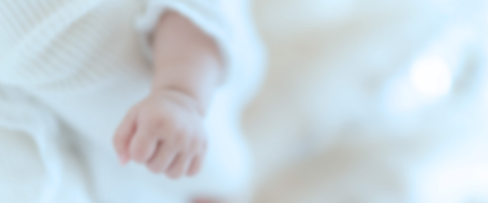 赤ちゃんを抱いたお母さんのイメージ